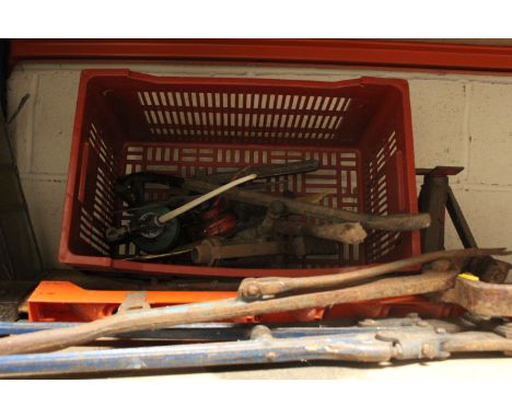 A COLLECTION OF VARIOUS VINTAGE TOOLS. BOLT CUTTER, LOG SPLITTING AXE ETC