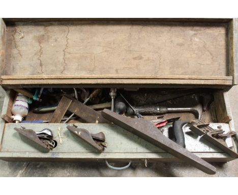 A GREY PAINTED WOODEN CARPENTERS TOOLBOX CONTAINING VARIOUS TOOLS AND PLANERS