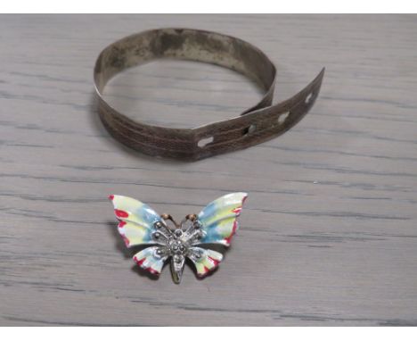 A STERLING SILVER BELT TYPE BANGLE TOGETHER WITH A VINTAGE ENAMEL BROOCH