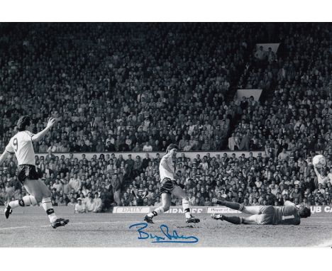 Autographed BRYAN ROBSON 12 x 8 photo - B/W, depicting BRYAN ROBSON scoring his first of two goals for Manchester United in a