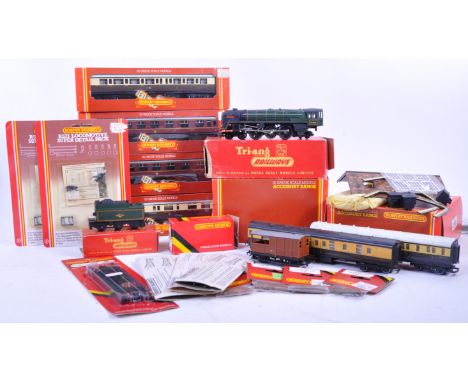 A collection of assorted Hornby and Triang / Tri-ang made 00 gauge model railway trainset items comprising Britannia loco, x6