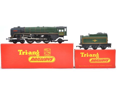 An original vintage Triang made 00 gauge model railway trainset locomotive engine R.259 Britannia 4-6-2 green livery and matc