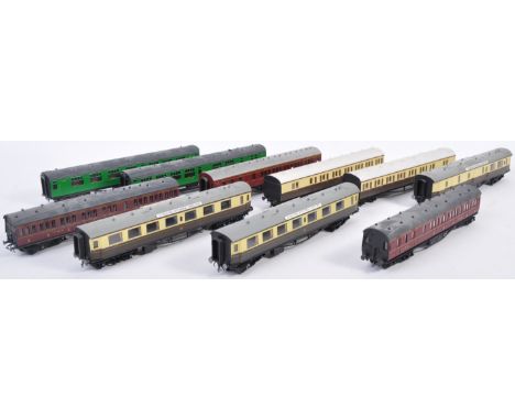 A collection of 10x assorted 00 gauge model railway trainset locomotive rolling stock coaches and carriages by makers Bachman