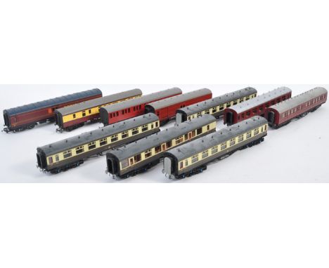 A collection of 10x assorted 00 gauge model railway trainset locomotive rolling stock coaches and carriages by makers Bachman