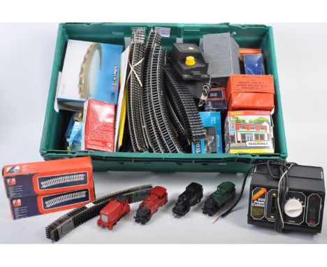 Model Railway - a large collection of assorted 00 gauge model railway trainset items to include; collection of x3 Tank locomo