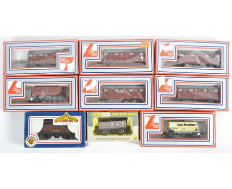 A collection of x9 assorted boxed 00 gauge model railway trainset locomotive rolling stock wagons comprising; Bachmann 33-650