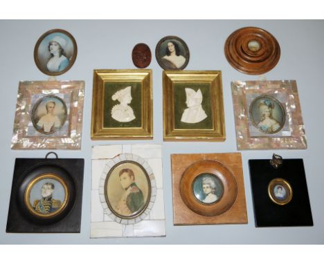 Sammlungsnachlass mit 12 Miniaturen ab ca. 1800Portrait einer jungen Dame um 1800, Feinmalerei, H 3,7 cm, hinter Glas im Rahm