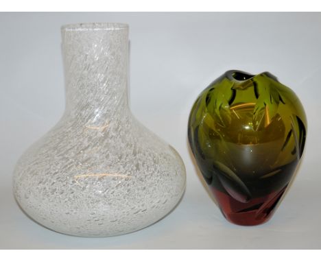 Erich Jachmann und Charles Joosten, zwei Kunstglasvasen um 1960/70Erich Jachmann, dickwandige Glasvase mit Olivschliff für WM