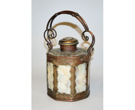 Opium- oder Teedose der späten Qing-Zeit, China um 1900Oktogonales Gefäß aus Messing und Kupfer mit Perlmutt-Einlagen und Tra