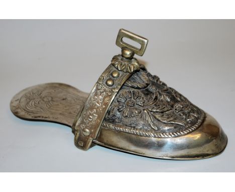 Antiker Damen-Steigbügel aus Silber, Peru 18./19. Jh.Steigbügel in Form eines Slippers, reich ornamental getrieben und gravie