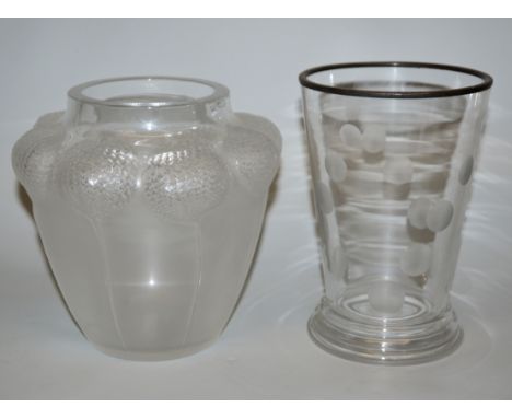 Glasvase "Bali", Lalique &amp;amp; Vase, Baccarat, um 1930/50Farbloses Glas, hochovale Form mit kurzem Hals, auf Schulter Blü