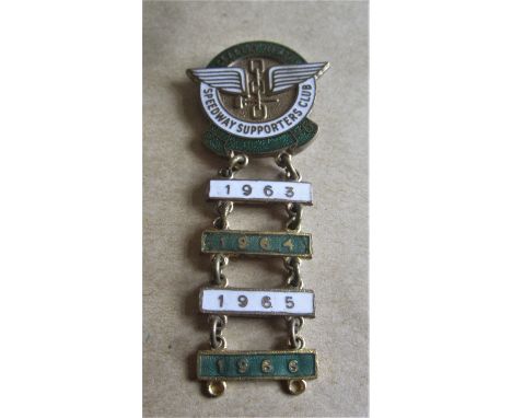 &nbsp;SPEEDWAY - CRADLEY HEATH VINTAGE BADGE WITH 1963 - 1966 BARS
Gilt. Good condition.  