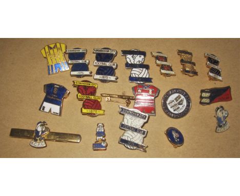 BIRMINGHAM CITY BADGE COLLECTION
17 badges plus a tie pin.