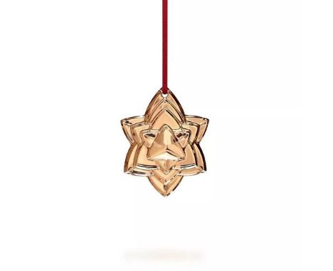 Annual edition luxurious starburst gilded with 20K gold. Engraved with Noel 2018 Baccarat on the back, adding timeless elegan