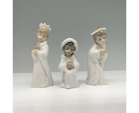 The three wise men, clad in pristine white robes, hold their gifts in preparation for Baby Jesus. Lladro backstamp. Dimension