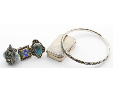 2 Ringe und Armreif. Silber, 1x 830/000, 2x geprüft. 1 Ring mit Eilatstein-Cabochon, 1 Ring mit quadratischer Schachbrett-Auf