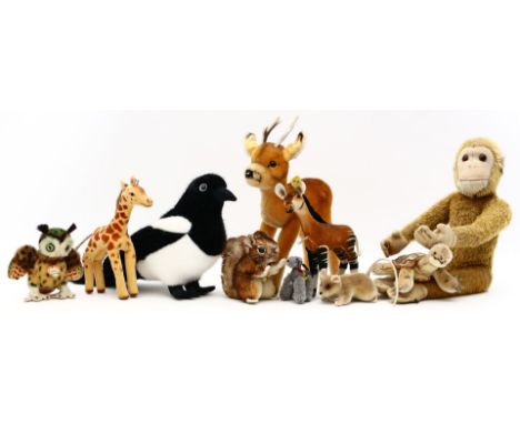 9 div. heimische bzw. exotische Steiff-Tiere. Bespielt, Teils mit K, F und S. Steiff. H. 6 bis 38 cm. Beigegeben: Rabe von Kö