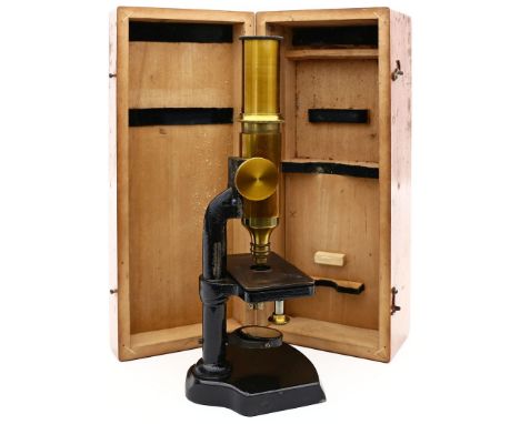 Mikroskop, R. Krügelstein. Messing/Metall. Gebrauchsspuren. Bez. R. Krügelstein Berlin, wohl um 1900. H. 26 cm. Im späteren H