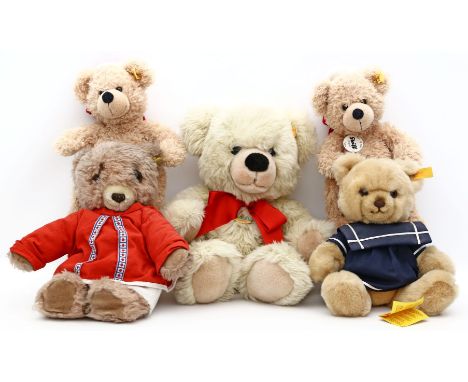 5 Steiff-Teddys. Verschiedene Ausführungen, je weich gefüllt. Je mit K, F und S. Nahezu unbespielt. L. 26 bis 42 cm.