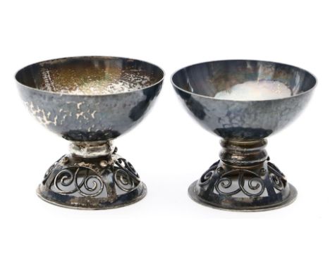 Paar Art Deco-Salieren. 800/000 Silber, 109 g. Gehämmerte Laibung, durchbrochen gearbeiteter Reliefsockel. Mz. Müller, um 193