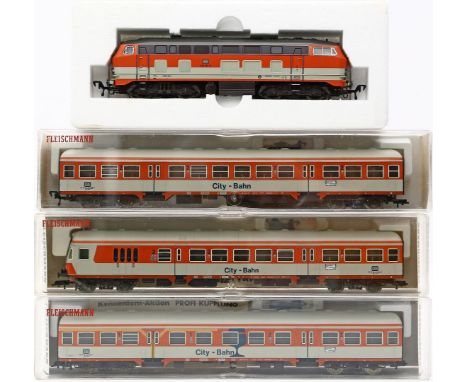 4-teiliger S-Bahn-Zug, Fleischmann H0. Bestehend aus: 2 Nahverkehrs- und Steuerwagen, Art.-Nrn. 4123K bis 4125K und Diesellok
