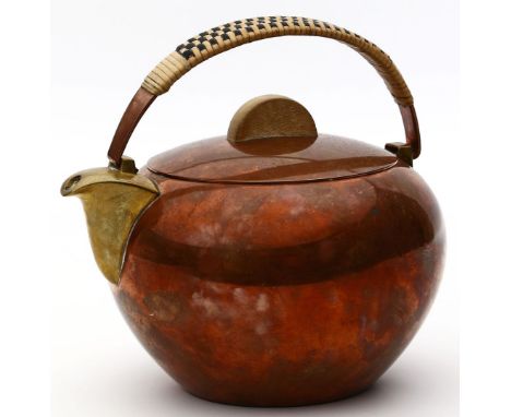 Art Deco-Teekanne im Bauhaus-Stil. Messing/Kupfer. Henkel mit Geflecht. Bodenmarke "KB", 1. Hälfte 20. Jh. H. 17 cm.