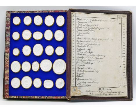 50 Gemmen-Abdrücke. Aus der K. Sammlung zu Berlin. Bucheinband (besch.,), innen mit Auflistung. 19. Jh.