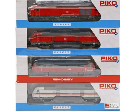 4 Diesel-Loks, PIKO H0. Art.-Nrn. 52510-2, 52514, 57519 und 59986, für Gleichstrombetrieb, Funktion nicht geprüft. In Origina