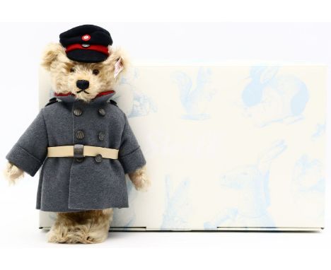 Limitierter Teddybär "Hauptmann von Köpenick", Steiff. Blonder Mohair. Ex. 62/1.000 aus dem Jahr 2010. K und F, Steiff. H. 22