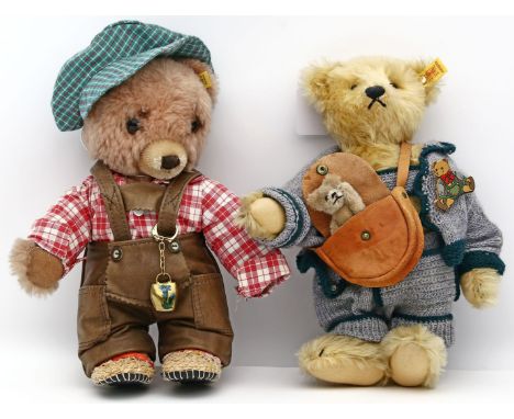 2 Steiff-Teddys. Art.-Nr. 0290/32 und 0168/32, je bekleidet, 1x mit Miniaturteddy in Umhängetasche. Mit K, F und S. Nahezu un