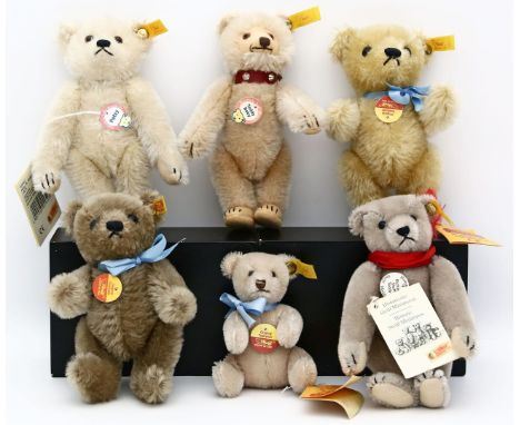 6 kleine Steiff-Teddys. Verschiedene Art.-Nrn. und Ausführungen. Je mit K, F und S. Nahezu unbespielt. H. ca. 12 bis 16 cm.