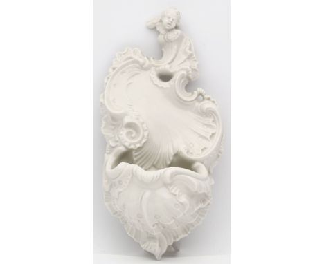 Weihwasserbecken, Nymphenburg. Porzellan, weiß. Muschelförmig, geschweifter Aufsatz mit Rocaillenrand und relifiertem, geflüg