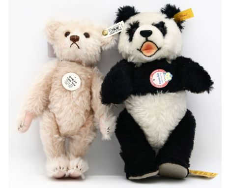 2 Steiff-Teddys. Panda-Bär 1938 Replica und Teddy Rose Replica 1925. Je mit K, F und S. Nahezu unbespielt. H. 26 bzw. 24 cm.