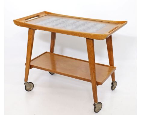 Mid Century-Servierwagen, OPAL Kleinmöbel. Holzgestell mit 2 Ablagen, auf Rollen. Alters- und Gebrauchsspuren. Unterseite mit