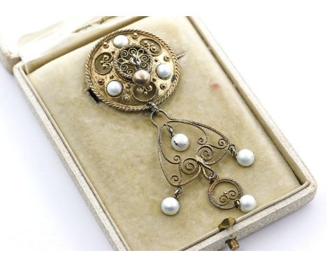 Brosche. 830/000 Silber, vergoldet. Runde, ornamental durchbrochen gearbeitete Scheibe mit mehrfach gestufter, beweglicher Ab