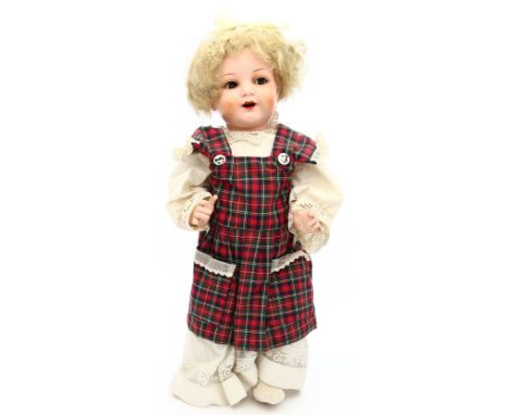 Zelluloid-Puppenmädchen. Kurbelkopf, gem. K*&R 11/8 Germany. Offener Mund mit modellierter Zunge und 2 Zähnen oben. Braune Sc