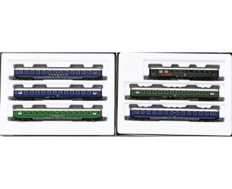 2 Reisezugwagensets, Roco H0. Art.-Nrn. 44098 und 44099 mit zus. 6 Wagen. In Originalverpackungen, unbespielt.
