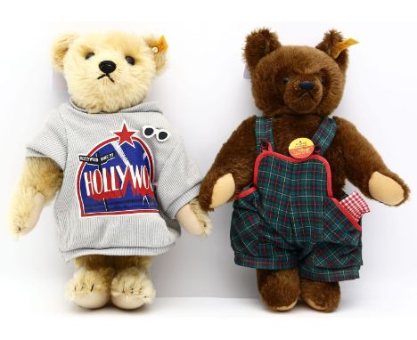 2 Steiff-Teddys. Art.-Nr. 0206/36 und 0166/35, je bekleidet. Je mit K, F und S. Nahezu unbespielt. H. 35 bzw. 36 cm.