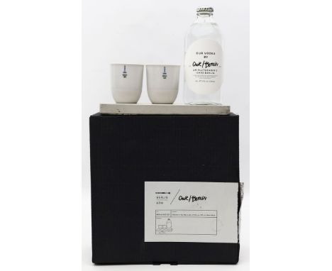 "Berlin Shot Set", KPM Berlin: bestehend aus: Paar Bechern mit Betonbrett/Untersatz und "Our Berlin/Vodka Flasche". Porzellan