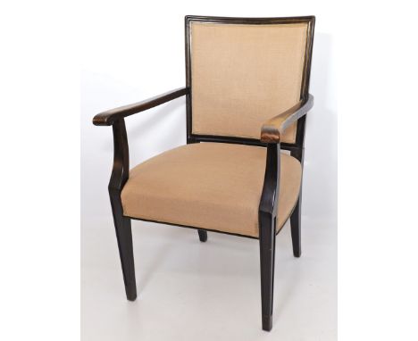 Art Deco-Fauteuil. Geschwärztes Eichengestell. Cremefarbene Stoffpolsterung. Berieben, Kratzer. Um 1930. H. 104 cm.