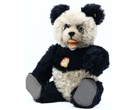 Panda, Steiff. Artikel-Nr. 5335,00, mit K, F und S, Steiff, 50er Jahre. H. 34 cm.