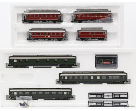 2 Waggonpackungen, TRIX H0. Art.-Nrn. 23476 und 23352 mit insges. 7 Waggons. In Originalverpackungen, unbespielt.