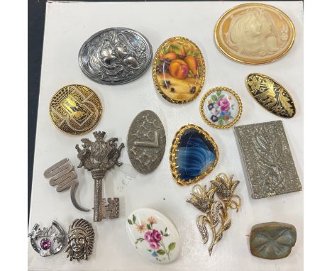 Selection of 16 mixed era vintage ladies brooches 