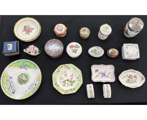 Selection of 8 porcelain trinket boxes, trinket dishes etc to include Wedgwood, Aynsley, Dresden, Royal Worcester etc