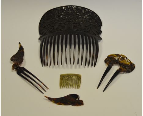 Ladies Ephemera - a tortoiseshell fixing comb; others.