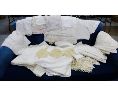 A quantity of lace and cotton table linens (a lot) 