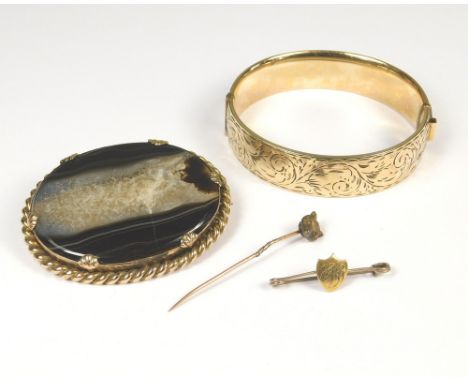 VICTORIAN BROOCH. A large Victorian agate brooch, a gold plated hinged bangle, a 18ct. gold shield stock pin &amp; a 15ct. go