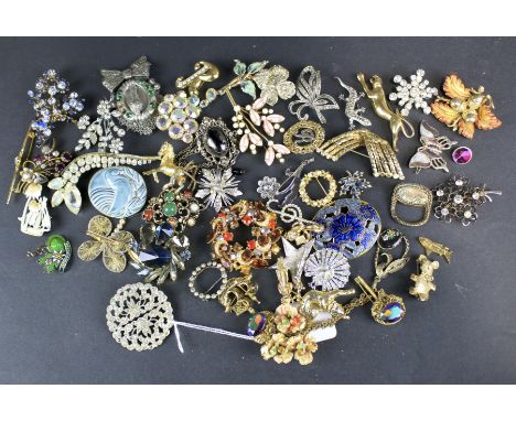 An assortment of costume jewellery. Mostly brooches, including enamel and ceramic examples