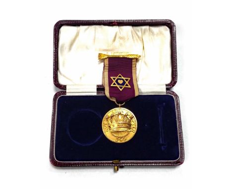 NINE CARAT GOLD ROYAL ARCH CHAPTER MASONIC MEDALpresented to M.E. Comp. Peter Duff as a token of esteem from the Companions o