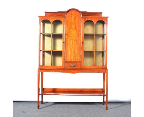 Edwardian inlaid mahogany display cabinet, raised back, central arched section with inlaid door above a drawer, flanked by gl